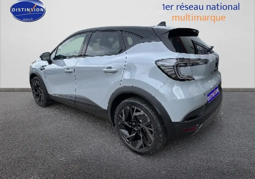 Renault Captur 2025 gris rafale et noir, vue 3/4 arrière droit avec jantes alu noires et toit noir.