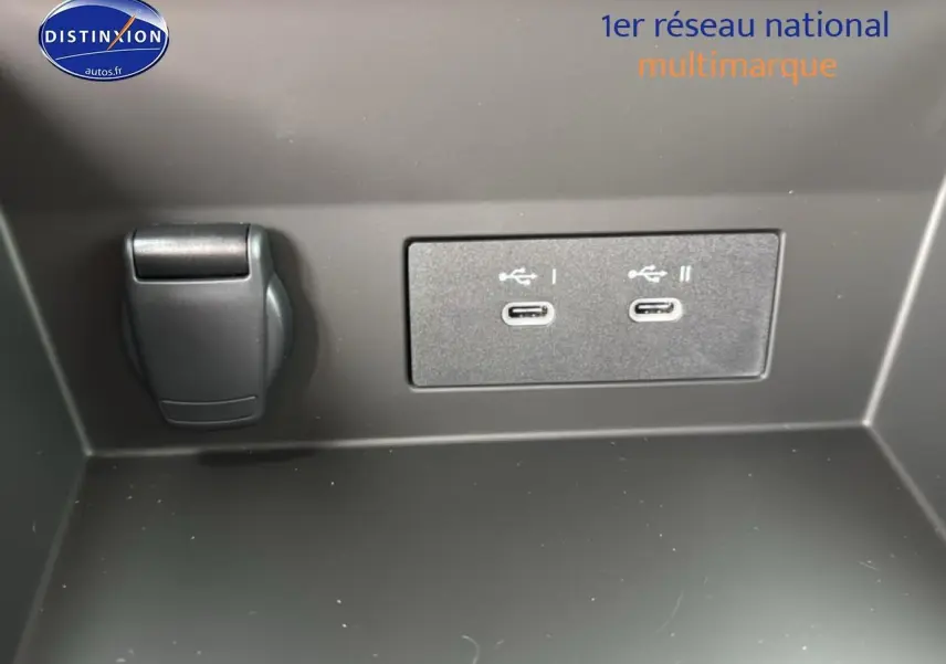 Prise USB double type C et prise 12V dans le rangement intérieur du Renault Captur gris rafale 2025.