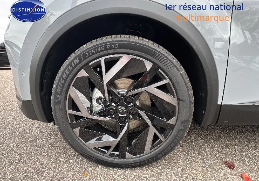 Gros plan sur la roue avant gauche du Renault Captur gris rafale avec jante alu noire et argentée design Alpine.