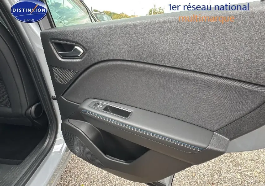 Vue intérieure côté gauche de la porte arrière gris rafale du Renault Captur 2025 esprit alpine avec surpiqûres bleues.