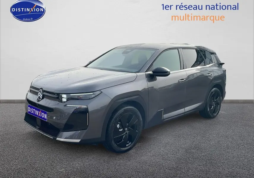 Citroën C5 Aircross gris en 3/4 avant droit avec jantes noires et calandre moderne.