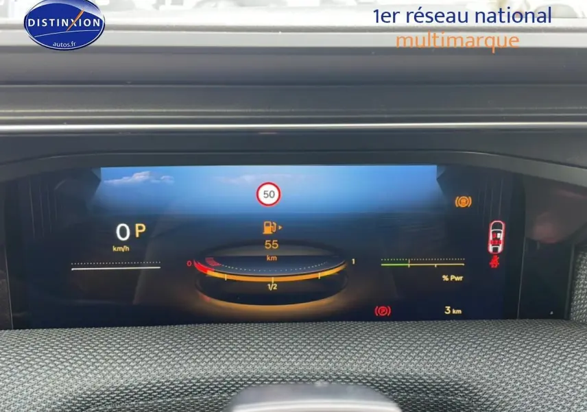 Affichage tête haute numérique du tableau de bord du Citroën C5 Aircross hybride gris, vue intérieure frontale.