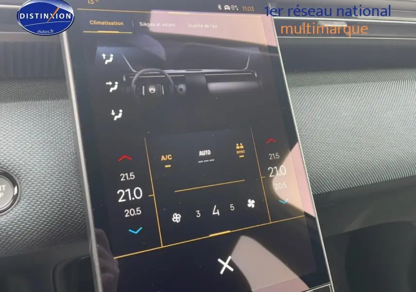 Vue rapprochée de l'écran tactile central du tableau de bord du Citroën C5 Aircross gris, affichant la climatisation.