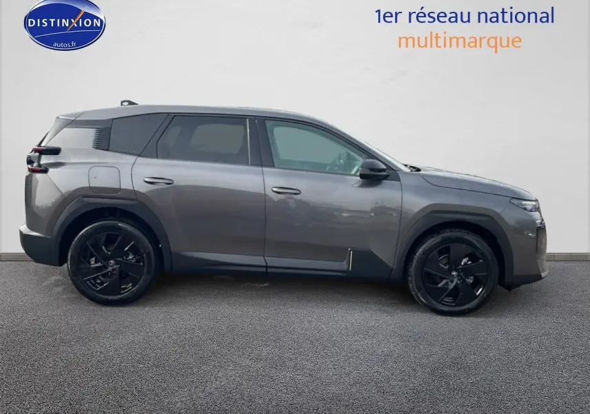 Profil droit d'un Citroën C5 Aircross gris 2026 avec jantes noires et lignes modernes marquées.