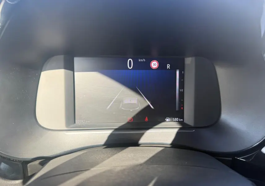Tableau de bord numérique de l’Opel Corsa 2025 affichant la vitesse, limite à 30 km/h et autonomie de 580 km.