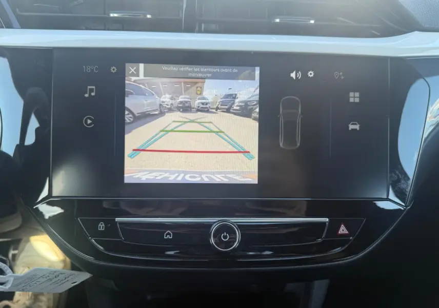 Écran central tactile de l’Opel Corsa 2025 montrant la caméra de recul avec guidage dynamique.