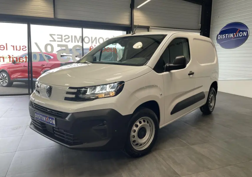 Peugeot Partner blanc en vue 3/4 avant droit, avec jantes tôles grises et pare-chocs noirs contrastants.