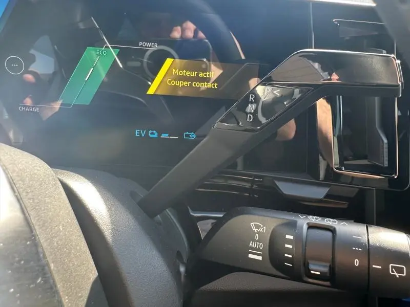 Détail intérieur du levier de vitesses automatique noir et tableau de bord digital du Renault Austral gris Schiste 2025.