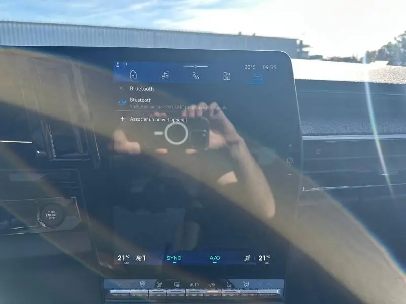 Écran tactile central du tableau de bord du Renault Austral 2025, affichant les options Bluetooth et climatisation.