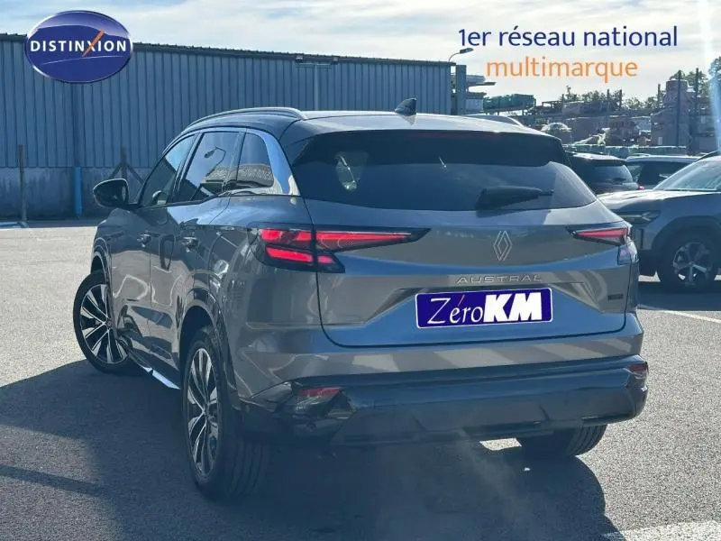 Vue 3/4 arrière du Renault Austral gris schiste avec toit noir étoilé, feux arrière LED et jantes alu.