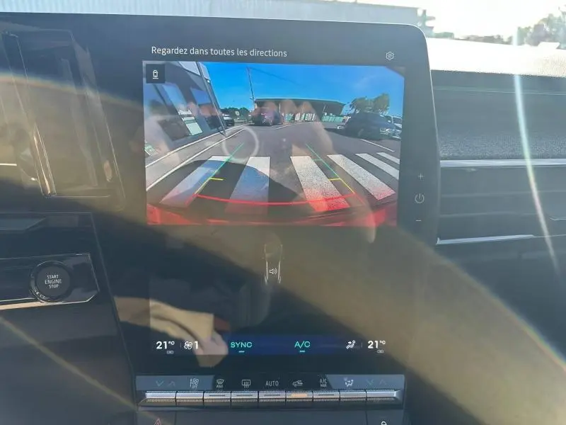 Vue intérieure du tableau de bord du Renault Austral 2025 avec écran tactile affichant la caméra de recul.