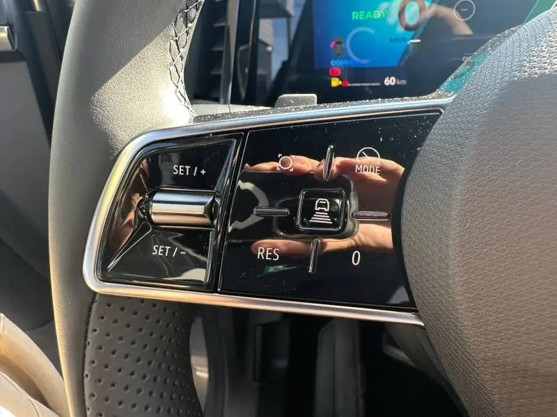 Gros plan sur les commandes multifonctions côté gauche du volant du Renault Austral gris Schiste 2025.