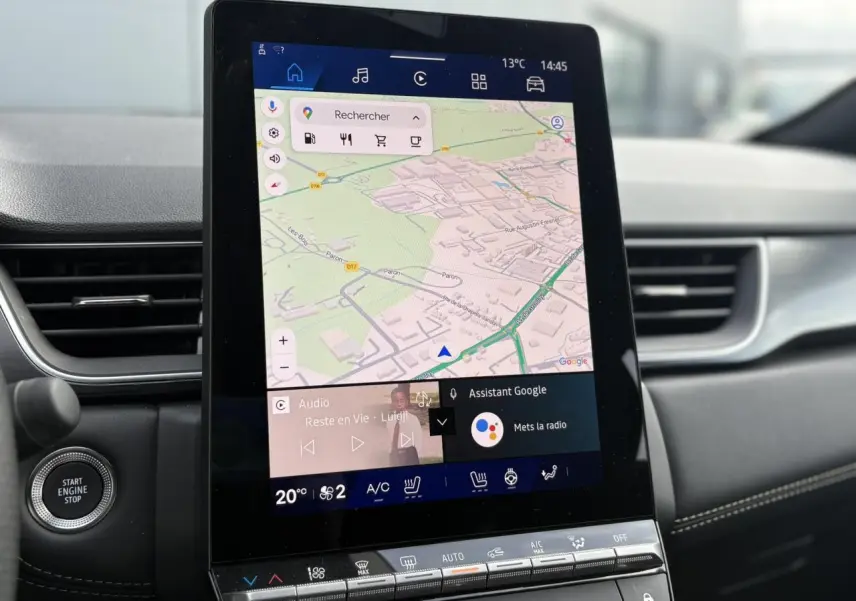 Vue rapprochée de l'écran tactile central du Renault Symbioz 2025, affichant la navigation GPS et commandes climatisation.