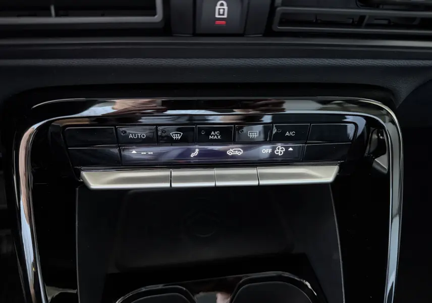 Détail de la console centrale noire brillante avec commandes de climatisation automatique sur Citroën E-C3 113 MAX gris Mercury.
