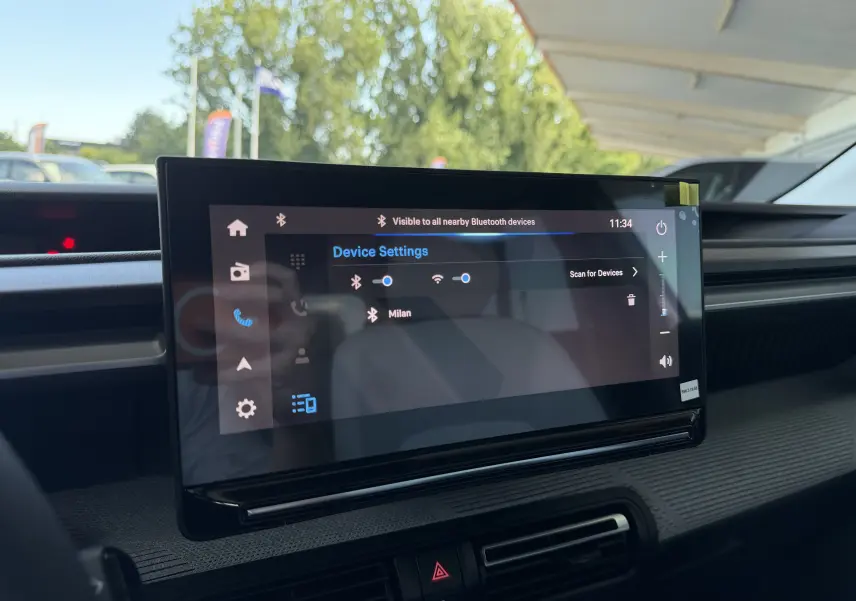 Écran tactile central de la Citroën C3 E-C3 113 MAX 2025, affichant les paramètres Bluetooth, intérieur gris et noir.