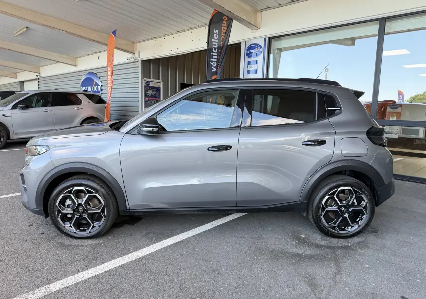 Vue de profil droit du Citroën E-C3 113 MAX gris Mercury, avec jantes alliage 17 pouces et vitres arrière surteintées.