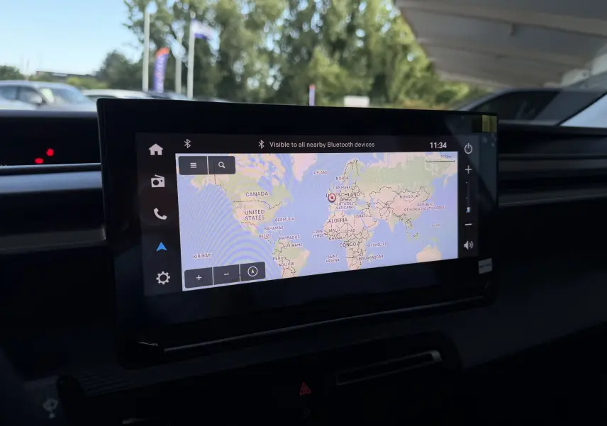 Écran tactile central affichant la navigation GPS dans l'habitacle d'une Citroën C3 E-C3 113 MAX gris Mercury.
