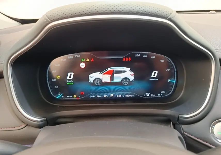 Affichage numérique du tableau de bord MG Motor EHS 1.5T PHEV, montrant un SUV blanc avec porte ouverte côté gauche.