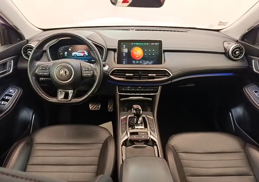 Vue intérieure frontale du tableau de bord et volant MG EHS 2023, avec écran tactile central et finitions cuir noires.