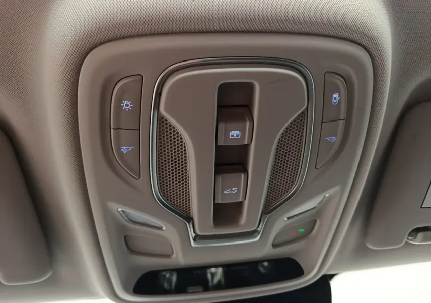 Plafonnier intérieur avec commandes d'éclairage et ouverture toit ouvrant du MG Motor EHS blanc, vue de dessous.
