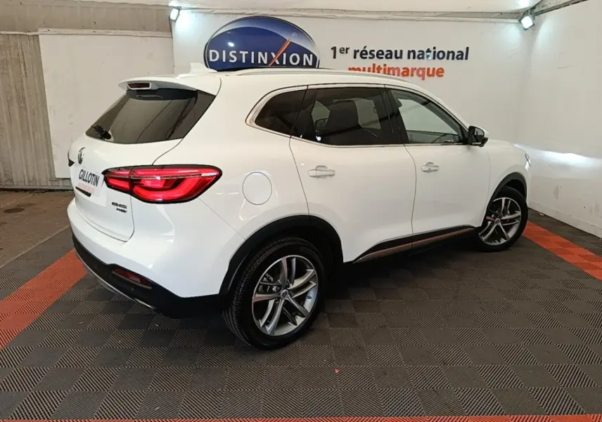 Vue 3/4 arrière droite du SUV blanc MG Motor EHS 1.5T GDI PHEV Luxury 2023 dans un showroom intérieur.