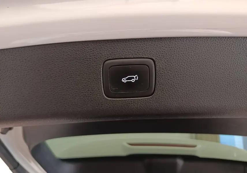 Bouton de fermeture électrique du coffre sur le hayon intérieur d’un MG MOTOR EHS blanc hybride rechargeable.