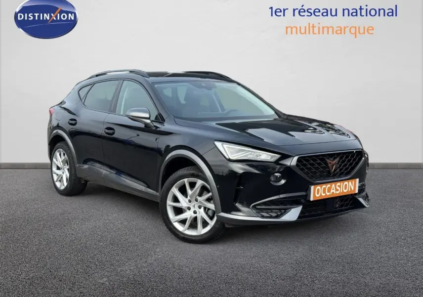 SUV CUPRA Formentor noir métallisé vu en 3/4 avant droit avec jantes alu et calandre distinctive.