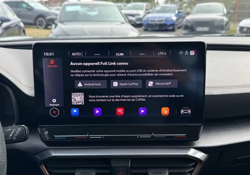 Écran tactile central du tableau de bord du CUPRA Formentor 2.0 TDI noir, affichant les options de connectivité mobile.