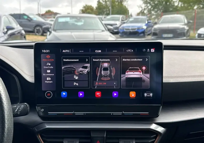 Vue intérieure centrée sur l'écran tactile du tableau de bord du CUPRA Formentor 2.0 TDI noir, affichant les aides à la conduite.