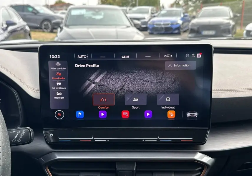 Vue intérieure centrée sur l'écran tactile du tableau de bord du CUPRA Formentor 2023 avec commandes de mode de conduite.