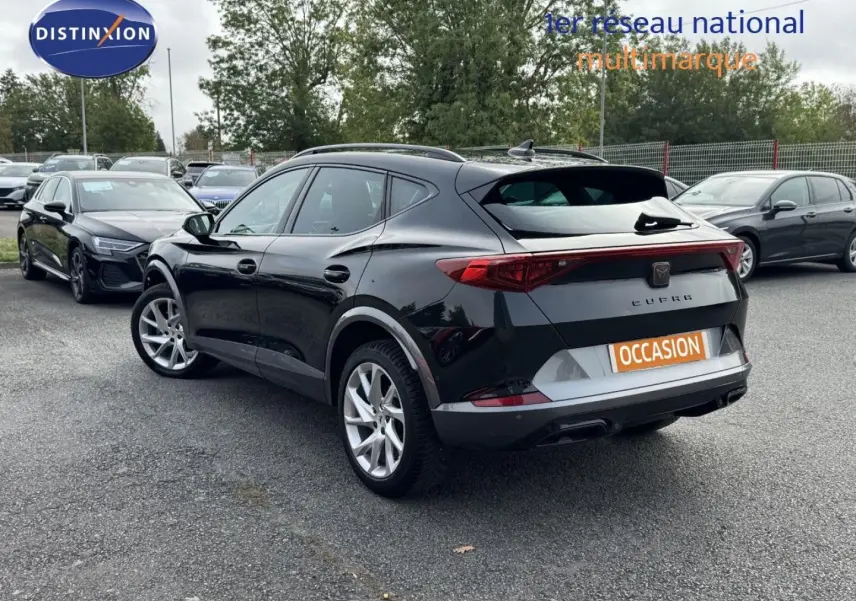 Vue 3/4 arrière droite d'un CUPRA Formentor 2.0 TDI noir minuit métallisé avec jantes alu et feux arrière LED.