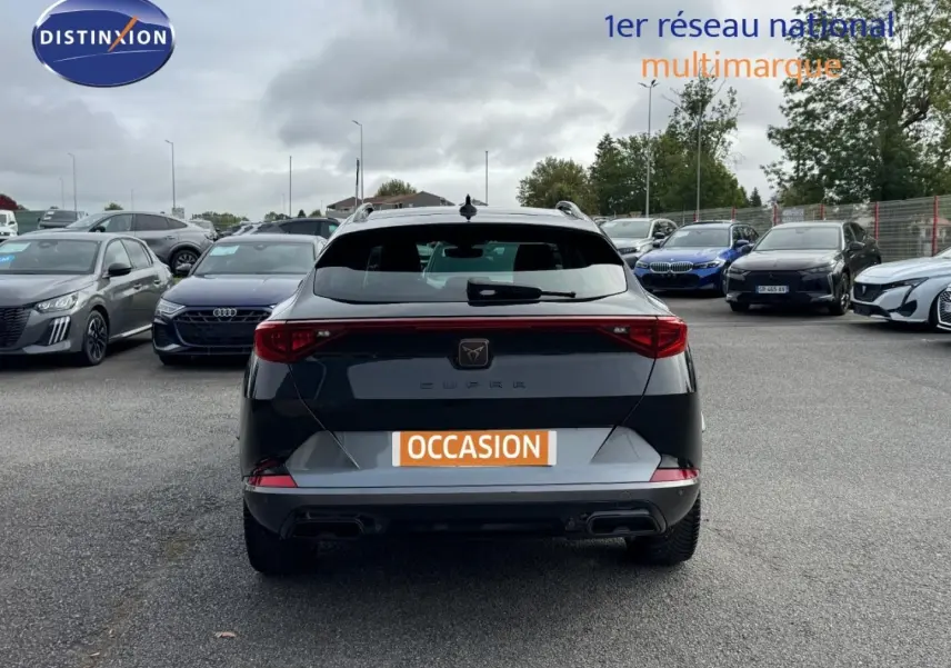 Vue arrière d'une CUPRA Formentor 2.0 TDI 150ch V noire Minuit métallisée avec feux LED et double sortie d'échappement.