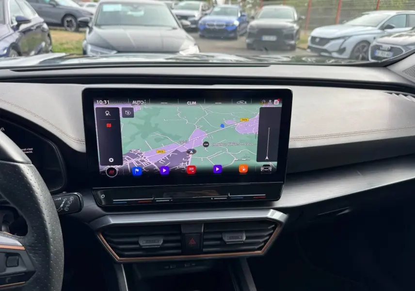 Vue intérieure du tableau de bord du CUPRA Formentor 2023 avec écran tactile GPS et volant sport en cuir noir.