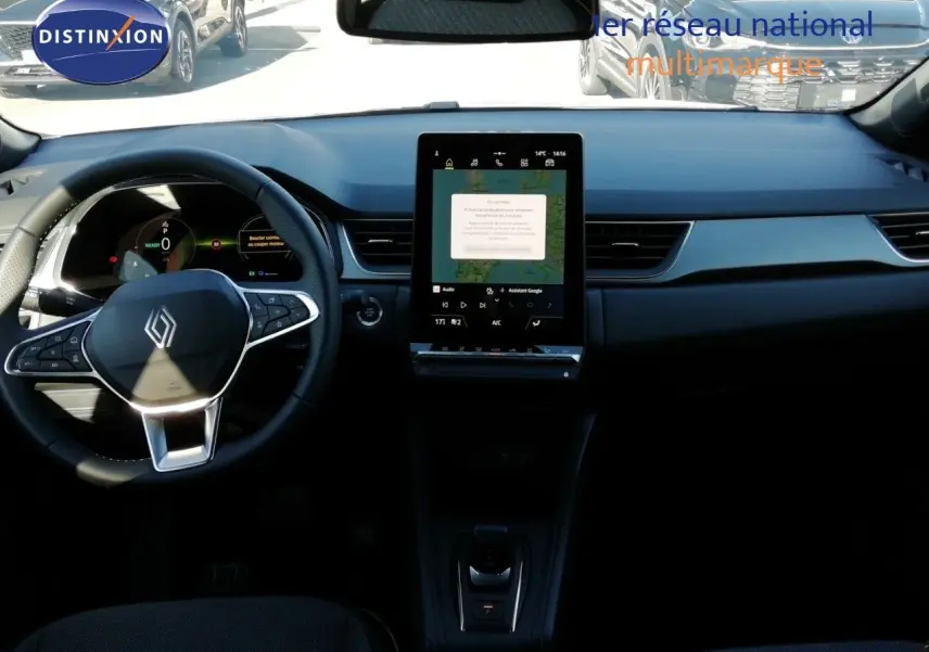 Intérieur avant du Renault Captur E-Tech 2026, vue centrée sur le tableau de bord avec écran tactile vertical et volant multifonction.