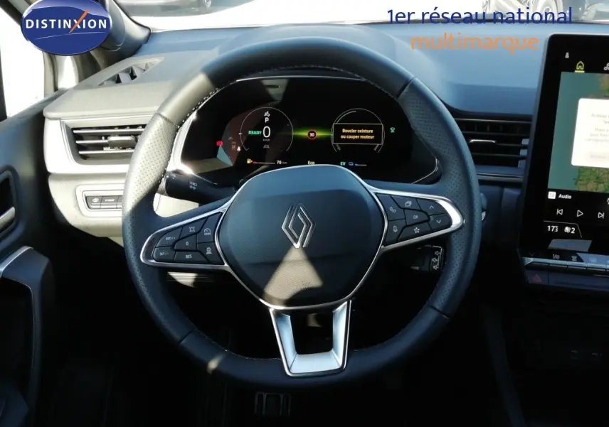 Vue rapprochée du volant multifonction et du tableau de bord numérique du Renault Captur E-Tech hybride 2026.