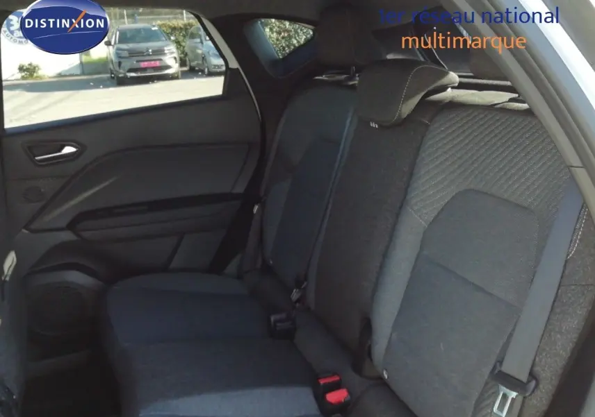 Vue intérieure montrant la banquette arrière en tissu gris foncé du Renault Captur E-Tech hybride 2026.