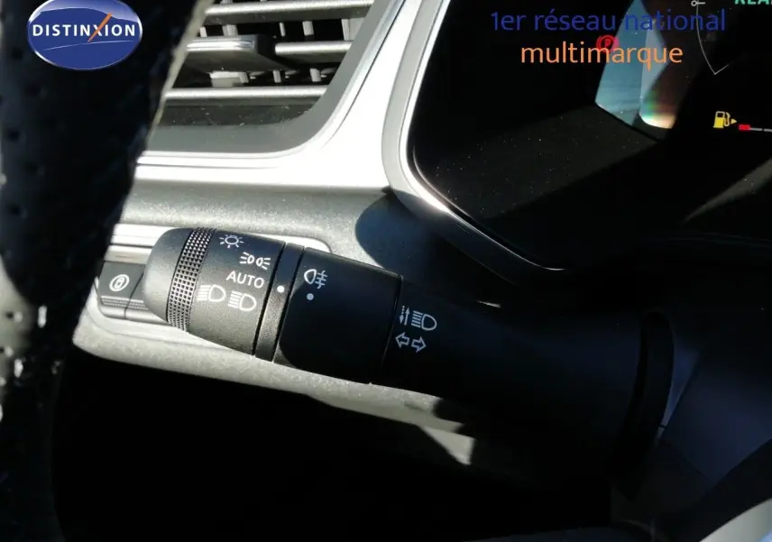 Gros plan sur la commande des feux et clignotants du Renault Captur E-Tech 2026, intérieur noir et gris.