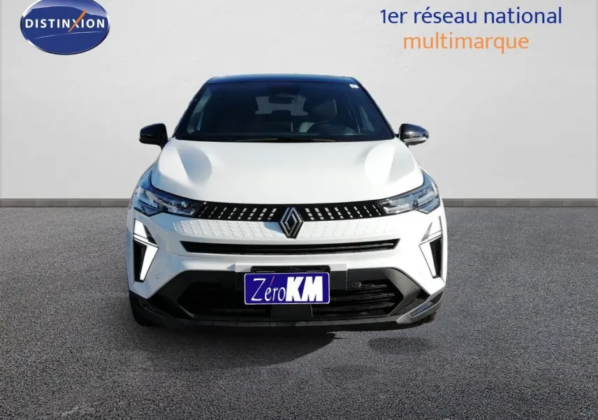 Vue avant d'un Renault Captur 2026 blanc nacré avec toit noir, mettant en valeur sa calandre moderne et ses feux LED distinctifs.