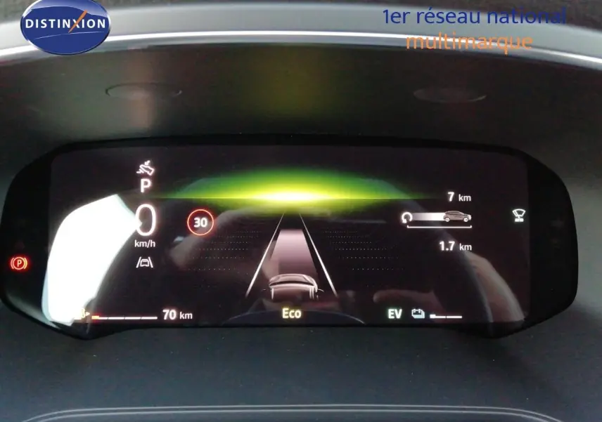 Tableau de bord numérique du Renault Captur E-Tech 2026 affichant la vitesse, mode Eco et assistance à la conduite.