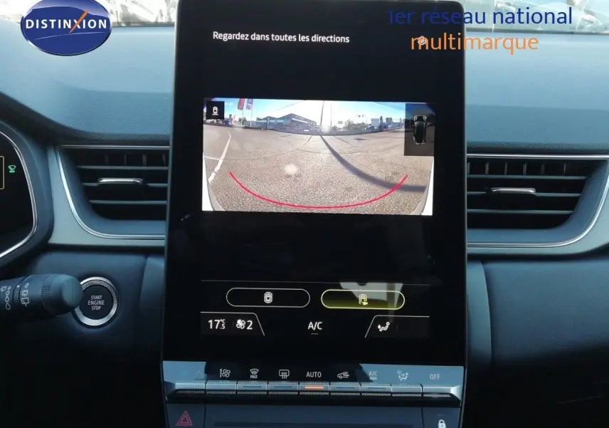 Vue rapprochée de l’écran central tactile du Renault Captur E-Tech 2026, affichant la caméra de recul.