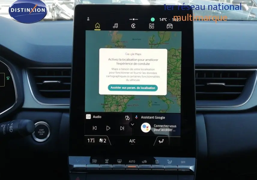 Vue rapprochée de l’écran tactile central du Renault Captur 2026, affichant une carte Google Maps avec interface moderne.