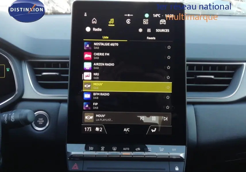 Vue intérieure du tableau de bord du Renault Captur E-Tech 2026, avec écran tactile central affichant les stations radio.