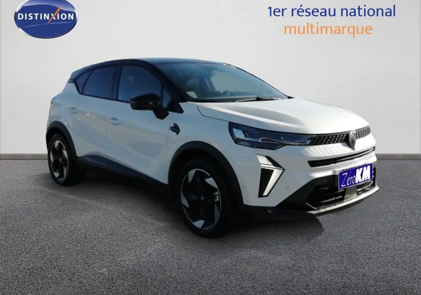 Renault Captur E-Tech hybride blanc nacré et toit noir, vue 3/4 avant droit avec jantes noires distinctives.