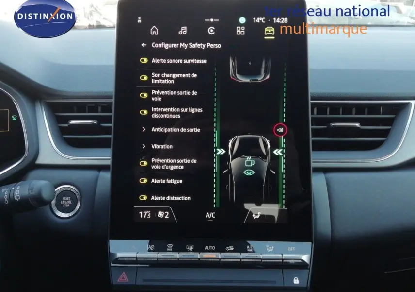 Vue intérieure du tableau de bord du Renault Captur E-Tech 2026, écran tactile central affichant les aides à la conduite.