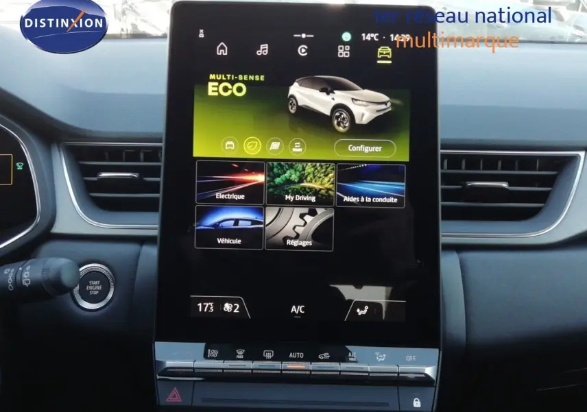 Écran tactile central du tableau de bord du Renault Captur blanc nacré avec toit noir, affichant le mode ECO et options de conduite.