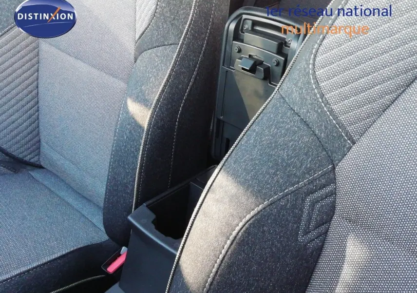 Gros plan sur les sièges avant en tissu gris foncé du Renault Captur E-Tech 2026, avec console centrale ouverte.