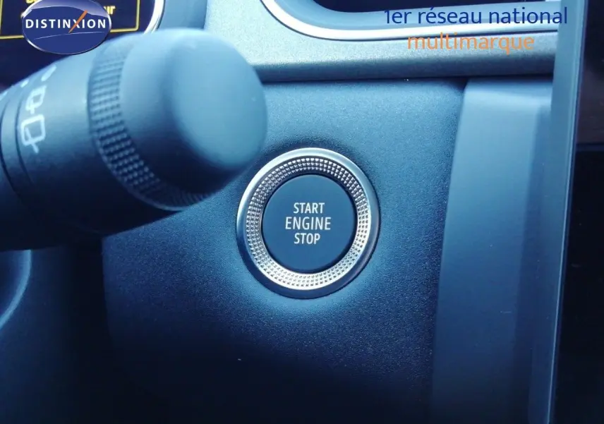 Gros plan sur le bouton Start Engine Stop dans l’habitacle du Renault Captur blanc nacré 2026, version hybride.