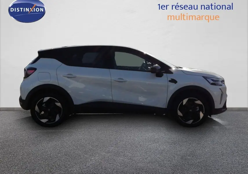 Profil droit du Renault Captur 2026 blanc nacré avec toit noir, soulignant ses jantes noires et design moderne.