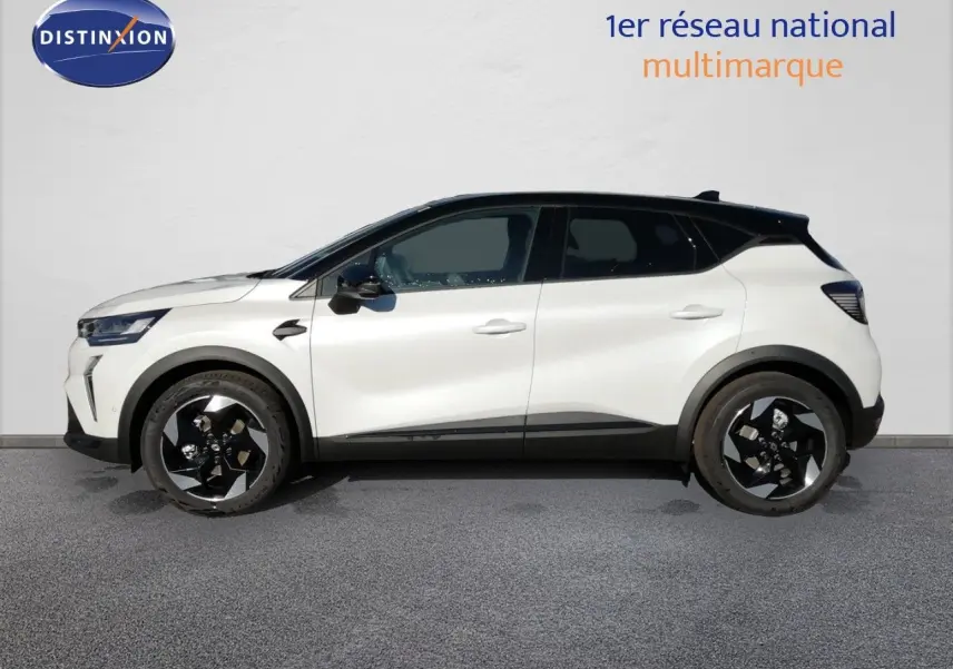 Profil latéral droit du Renault Captur blanc nacré avec toit noir, roues noires et détails modernes visibles.