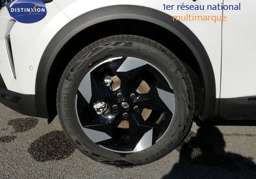 Gros plan sur la roue avant droite du Renault Captur blanc nacré avec jante noire et argentée en 2026.